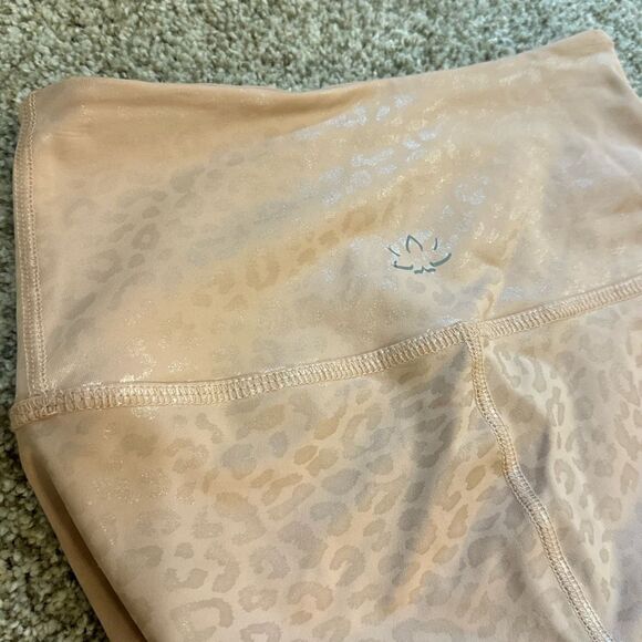 Beyond Yoga Shiny Leopard High Waisted Legging | XSmall | Tinted Rose - Picture 6 of 8